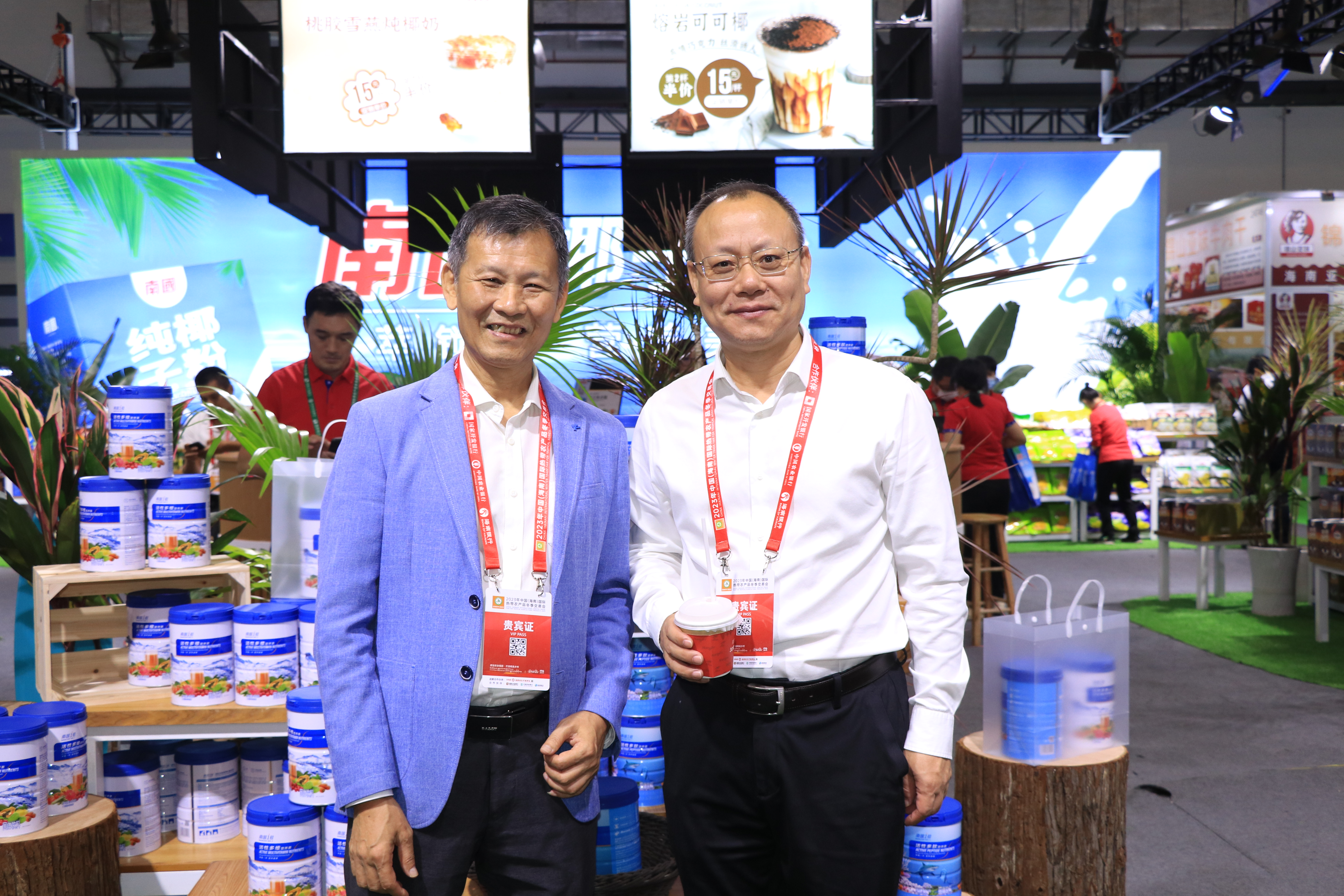 1703746147910633.jpg 定安县委书记刘峰松莅临4008云顶国际食品展位参观指导.JPG